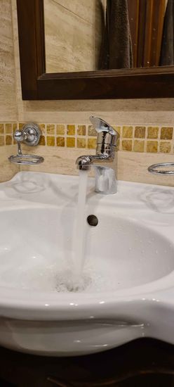 Установлен новый кран, обеспечивающий стабильный поток воды. Обновлена сантехника, улучшена функциональность, устранены протечки, обеспечена надежная герметизация соединений.