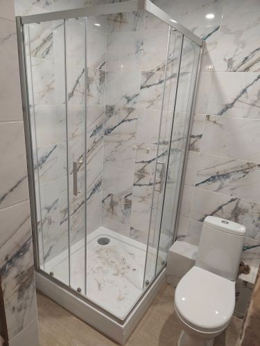 Выполнена установка нового бачка, произведена замена всех креплений и уплотнителей, проверена герметичность соединений, проведено тестирование работоспособности системы слива.