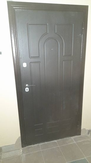 Установлена металлическая дверь, выполнены монтажные работы, закреплена конструкция, проверена функциональность замков и петель, обеспечена надежная изоляция, завершена отделка проема.