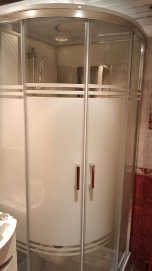Установлена новая душевая конструкция: закреплены стеклянные панели, смонтирован поддон, подключены водопроводные коммуникации, проверена герметичность соединений, установлены дверцы.