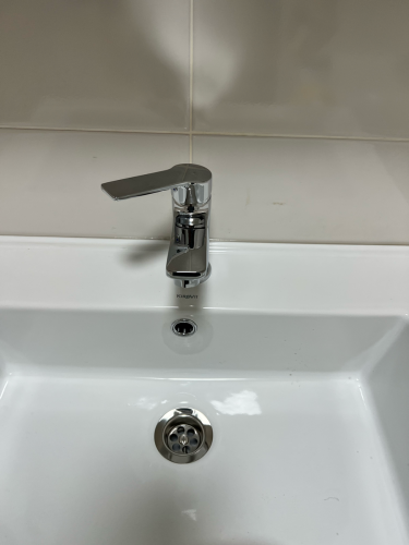 Установлена новая раковина, подключены водопроводные трубы, закреплён смеситель, проверена герметичность соединений, проведено тестирование на утечки, очищено рабочее место.