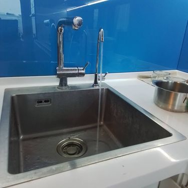 Установка проточного фильтра под мойку