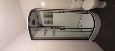 Установлена новая душевая конструкция: закреплены стеклянные панели, смонтирован поддон, подключены водопроводные коммуникации, герметизированы швы, проверена функциональность оборудования.