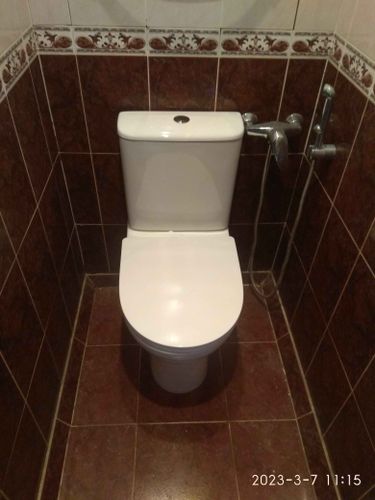 Установлен новый напольный унитаз, подключены коммуникации, закреплены крепежи, проверена герметичность соединений, произведена регулировка бачка, выполнена чистовая отделка.