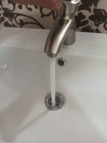 Установлена раковина, подключен смеситель, проверен слив, обеспечена герметичность соединений, протестирована работа водопровода, устранены протечки, завершены монтажные работы.