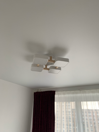 Установлен новый светильник на потолке, подключены провода, закреплено основание, проверена работа. Светильник гармонично вписан в интерьер, обеспечивая равномерное освещение комнаты.