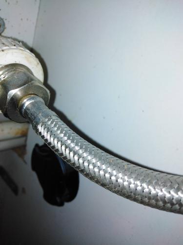 Установлен новый гибкий шланг, заменены соединения, устранены протечки. Обеспечена герметичность системы, улучшена надежность водоснабжения. Завершены работы по восстановлению функциональности.