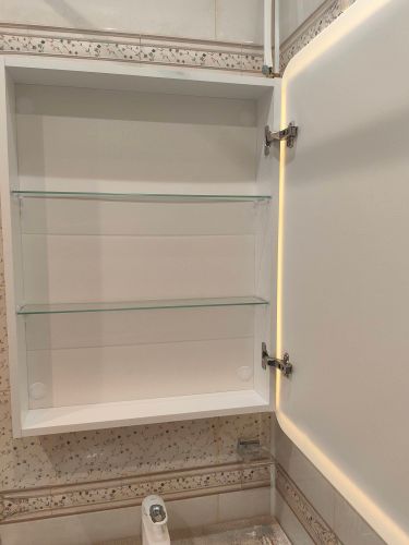 Монтаж зеркального шкафа с подсветкой