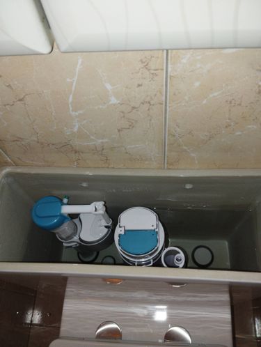 Установлено сантехническое оборудование, подключены коммуникации, проверена герметичность, отрегулирован сливной механизм, закреплена конструкция, проведено тестирование функциональности.