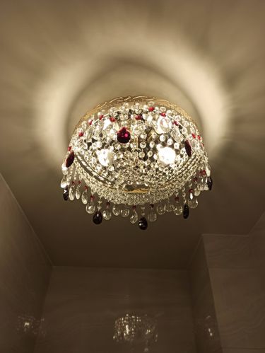 Установлено осветительное устройство на натяжной потолок. Проведены работы по креплению, подключению проводов и проверке функционирования. Завершено безупречно, с учётом всех требований безопасности.