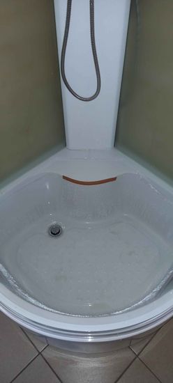 Установлена новая душевая кабина: демонтирована старая ванна, проведены работы по монтажу поддона, подключены водопроводные и сливные коммуникации, установлены стенки и дверцы.