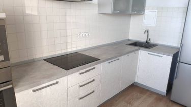 Удалена техника, отключены коммуникации, освобождено пространство, подготовлено место для новой установки. Поверхности очищены, обеспечена безопасность дальнейших работ.