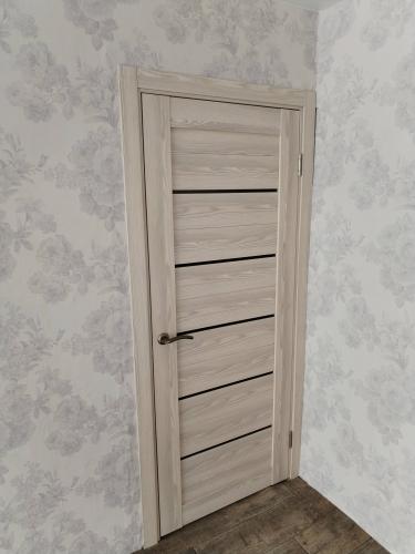 Изображена установленная дверь-гармошка. Проведены работы по монтажу конструкции, закреплены направляющие, установлены петли, ручка, обеспечена плавная работа механизма.