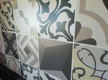 Установлены шкафы, закреплены фасады, смонтирована столешница из ДСП, подключены мойка и техника, выполнена финишная отделка.