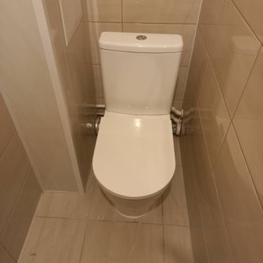 Установлен новый сливной резервуар, подключены трубы, проверена герметичность соединений, выполнена регулировка механизма слива, проведена очистка рабочей зоны.