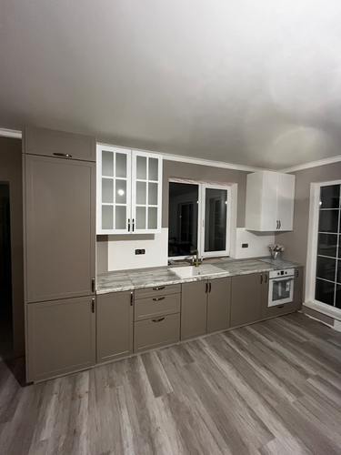 Кухня собрана: установлены шкафы, смонтирована столешница, закреплена мойка, подключена техника, выполнены отделочные работы. Все элементы гармонично интегрированы в интерьер.