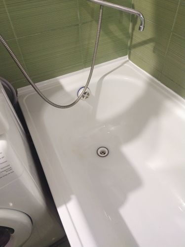 Швы вокруг ванны обработаны герметиком, обеспечивая водонепроницаемость и предотвращая протечки. Углы и стыки тщательно заполнены для долговечности и защиты от влаги.