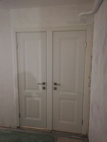 Установлен запорный механизм на внутреннюю дверь. Выполнены вырезы в полотне и раме, закреплены ручки, проверена работоспособность. Завершено аккуратно и надежно.