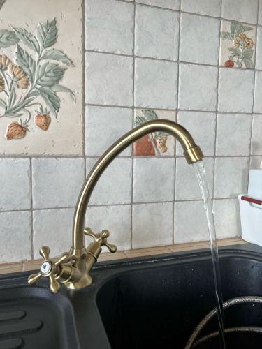 Установлен новый кран, заменены уплотнители, подключены водопроводные трубы, проверена герметичность соединений, проведено тестирование работы, устранены протечки.