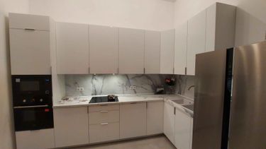 Проведены трубы для холодной и горячей воды, установлены смесители и подключены бытовые приборы. Система функционирует корректно, обеспечивая надежное водоснабжение.