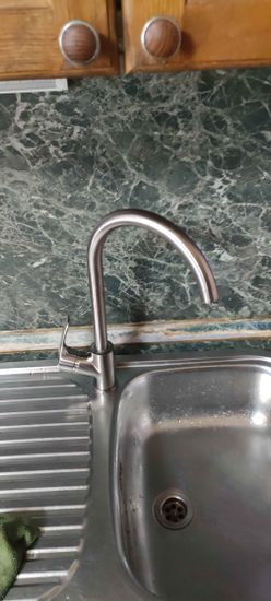 Установлен новый кран на кухонную раковину, подключены водопроводные трубы, проверена герметичность соединений, устранены протечки, выполнена очистка рабочей зоны.