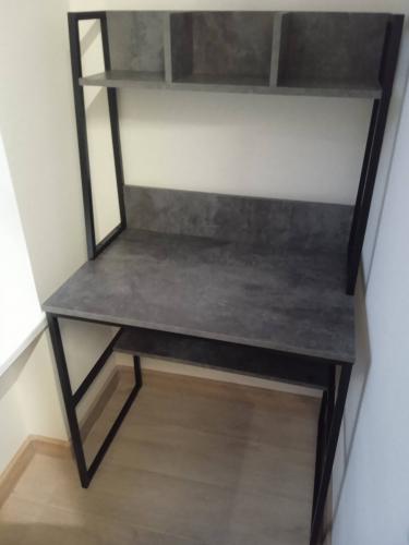 Установлен металлический каркас для поддержки кабельного лотка. Закреплены элементы на стене, обеспечивая надежность конструкции. Все детали тщательно выровнены и зафиксированы.