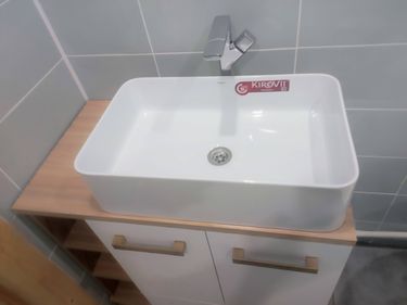 Установлен новый напольный унитаз, подключены коммуникации, проведена герметизация стыков, проверена работоспособность системы, выполнена отделка прилегающей поверхности.