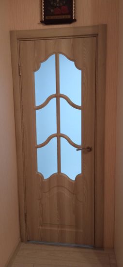 Установлена деревянная дверь с остеклением, закреплены петли, врезана ручка, отрегулирована конструкция, обеспечена плавность закрывания, выполнена отделка проема, проверена надежность.