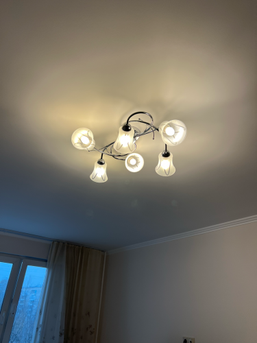 Установлено новое осветительное устройство на потолке, подключены провода, проверена работа, закреплены крепежи, заменены лампочки, обеспечено равномерное распределение света в комнате.