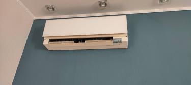 Проведена установка нового компрессора, подключены все необходимые коммуникации, проверена герметичность системы, выполнена заправка хладагентом, протестирована работа устройства.