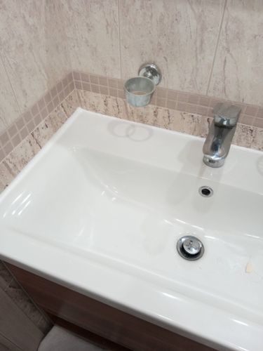 Проведена работа по нанесению герметика на стыки между ванной и стеной. Обеспечена защита от протечек, улучшена эстетика, предотвращено появление плесени.