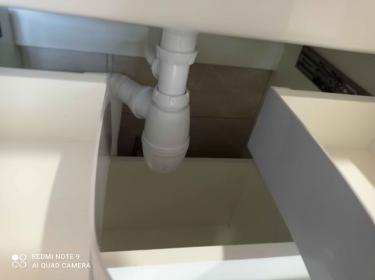 Проведена установка раковины с подключением сифона и труб. Все элементы надежно закреплены, обеспечена герметичность соединений для предотвращения протечек.