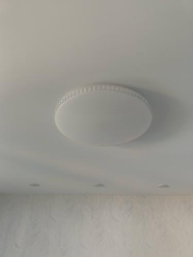 Установлен потолочный светильник с люминесцентными лампами, подключены провода, закреплено основание, проверена работа, обеспечено равномерное освещение пространства.