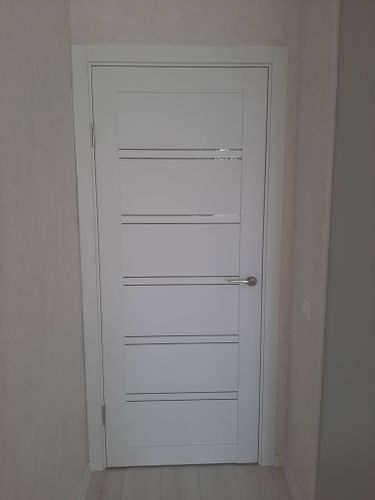 Установлена новая створка, закреплён короб, врезаны петли, зафиксирована ручка, отрегулировано полотно, проверена плавность хода, выполнена отделка откосов, обеспечена звукоизоляция.