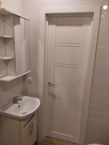 Установлена новая дверь в ванную комнату. Проведены работы по монтажу полотна, коробки и ручки. Дверь гармонично вписывается в интерьер, обеспечивая плавное открывание и закрывание.