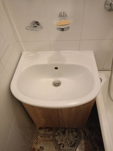 Установка раковины с тумбой