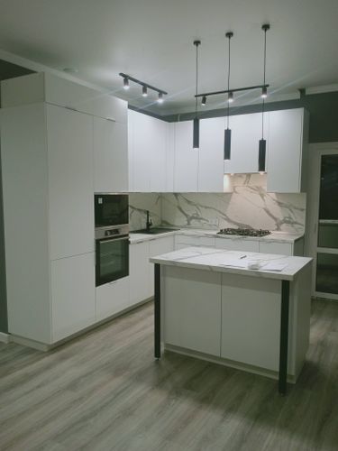 Установлены шкафы, смонтированы столешницы, подключена техника, закреплены фасады, установлены светильники, выполнен монтаж фартука, собран остров, проведена финальная проверка.