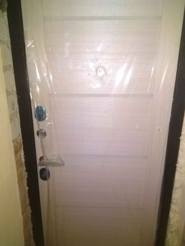 Установлена новая пластиковая дверь, закреплена в проеме, отрегулированы петли, проверена работа замка и ручки, выполнена герметизация швов, удалены остатки монтажной пены.