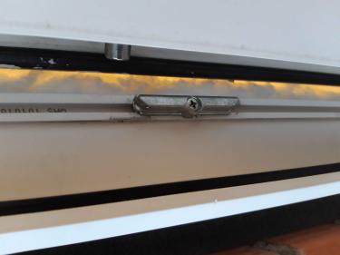 Проведена замена старого уплотнителя на новый, обеспечивающий герметичность и улучшенную изоляцию окна. Установлен свежий материал, который предотвращает сквозняки и утечки.