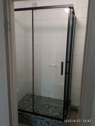 Установлены стеклянные перегородки и двери на металлическом каркасе, закреплены на плиточной основе. Подключены водопроводные трубы, обеспечена герметичность и устойчивость конструкции.