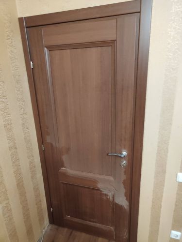 Установлены дополнительные элементы на дверной проем, обеспечивая завершенный вид и улучшенную функциональность. Все компоненты аккуратно подогнаны и надежно закреплены.