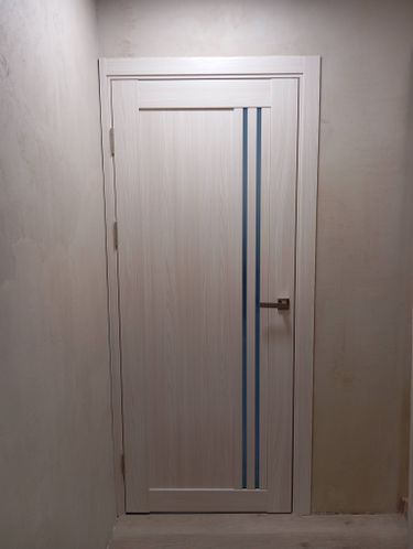 Установлена складная дверь: закреплены направляющие, смонтированы панели, проверена плавность движения, отрегулированы петли, обеспечена надежная фиксация, выполнена финишная отделка.