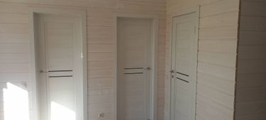 Установлена новая створка, закреплены петли, врезан замок, отрегулирована фурнитура, проверена плавность открывания, выполнена отделка откосов, обеспечена герметичность конструкции.