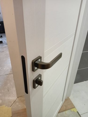 Установлена новая створка, закреплены петли, врезана ручка с замком, выровнена коробка, отрегулированы зазоры, смонтирован наличник, обеспечена плавная работа конструкции.