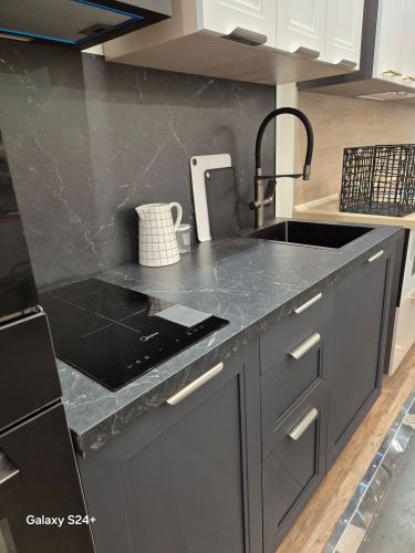 Сборка и установка кухонного каркаса Шлифовка каменной столешницы Установка столешницы HPL