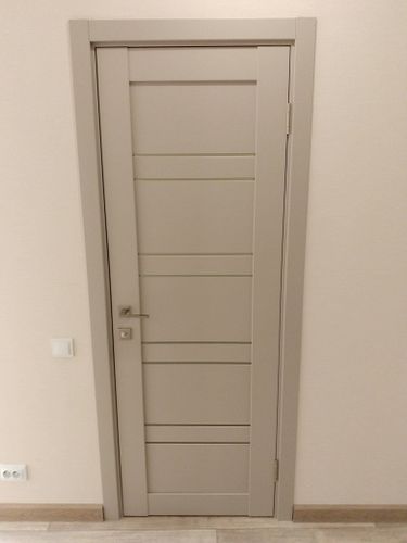 Установлена новая створка, закреплены петли, врезан замок, смонтирована коробка, отрегулирована фурнитура, проверена плавность хода, выполнена отделка наличниками, завершена проверка работоспособности.