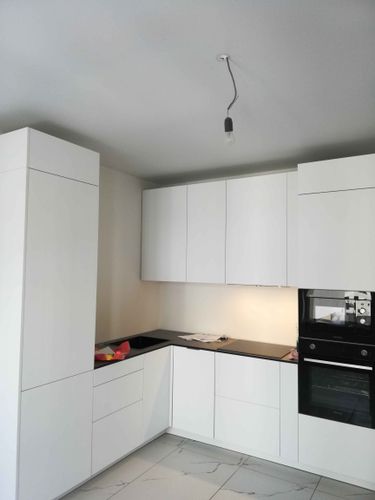 Установлены шкафы, смонтирована столешница, вмонтирована техника, подключена мойка. Завершена отделка фасадов, проведены коммуникации, выполнена подгонка элементов, произведена финальная проверка.