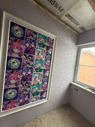 Стены оклеены стеклохолстом, создающим гладкую, прочную поверхность. В центре размещены яркие постеры в рамке, добавляющие декоративный акцент. Работа завершена аккуратно и качественно.