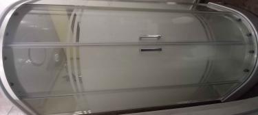 Установлена душевая конструкция с низким основанием, закреплены стеклянные панели, смонтированы дверцы и подключены водопроводные коммуникации. Проверена герметичность всех соединений.