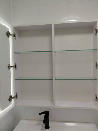 Монтаж зеркального шкафа с подсветкой